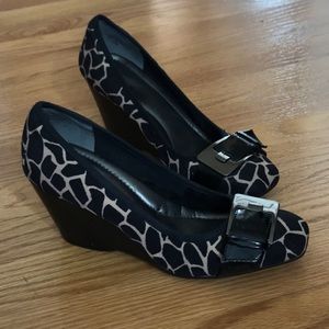 𝅺Bandolino Giraffe Print Wedges